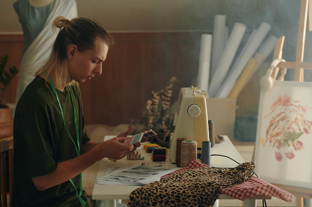 Osoba haftująca w pracowni